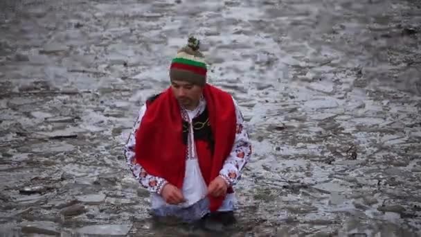 Kalofer Bułgaria Stycznia 2019 Tradycyjny Bułgarski Horo Tańca Zimnych Wodach — Wideo stockowe