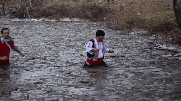 保加利亚卡洛弗 2019年1月6日 传统的保加利亚霍罗舞蹈在寒冷冰冷的水通扎河在卡洛法市保加利亚 — 图库视频影像