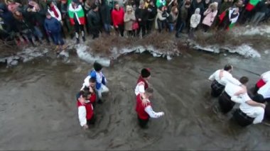 Kalofer, Bulgaristan - 06 Ocak 2019 - geleneksel Bulgar horo dans Kalofer City Bulgaristan Tundzha Nehri'nin soğuk buz gibi sularda.