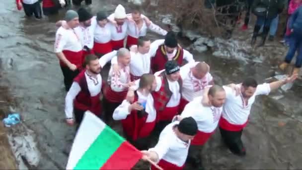 Kalofer Болгарія Січня 2019 Традиційні Болгарські Horo Танцювати Холодні Води — стокове відео