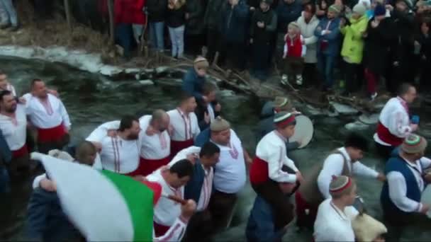 Kalofer Bułgaria Stycznia 2019 Tradycyjny Bułgarski Horo Tańca Zimnych Wodach — Wideo stockowe