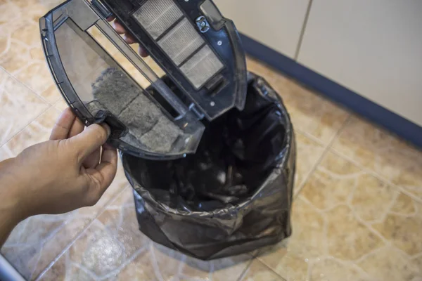 Vaciar el cubo de basura de una aspiradora robot — Foto de Stock