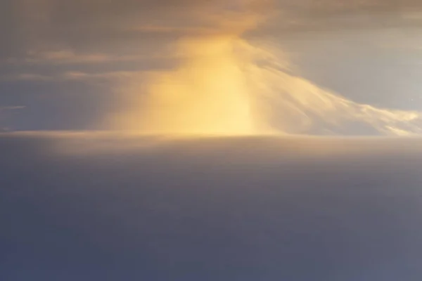 Ευθεία γραμμή που σύννεφο στον ουρανό — Φωτογραφία Αρχείου