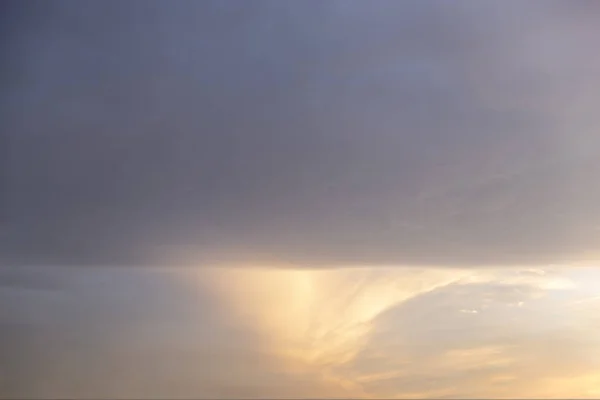 Linha reta nuvem dividindo o céu — Fotografia de Stock