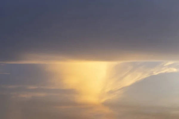Linha reta nuvem dividindo o céu — Fotografia de Stock