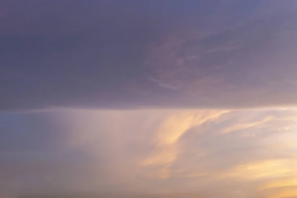 Geradlinige Wolke spaltet den Himmel — Stockfoto