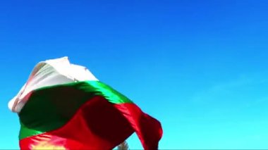 Mavi gökyüzü arka planda ggiant Bulgar bayrağı