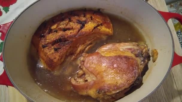 猪肉和兔子肉在铸铁锅 — 图库视频影像