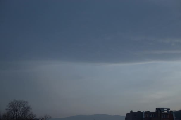 Time lapse van een rechte lijn wolk splitsen de hemel — Stockvideo