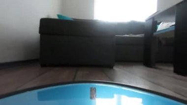 Düşük açı zaman atlamalı bir robot elektrikli süpürge