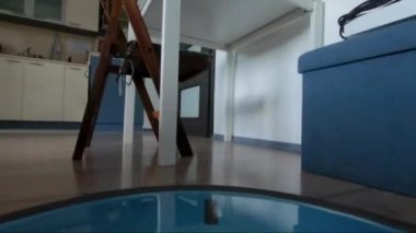 Düşük açı zaman atlamalı bir robot elektrikli süpürge