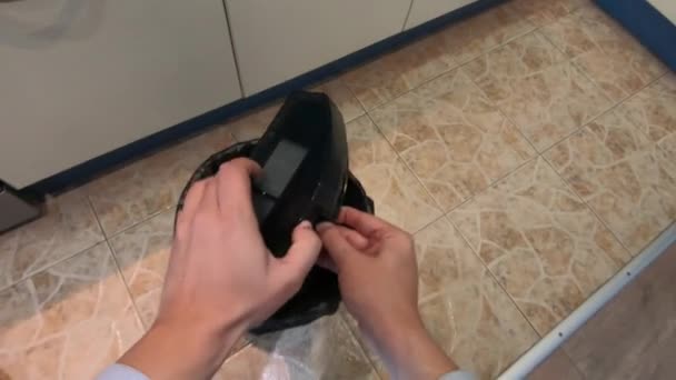 Reinigen van de stof bak van een robot stofzuiger — Stockvideo