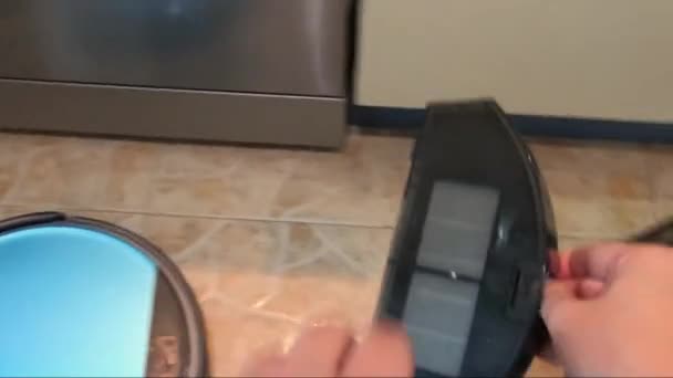 Egy robot porszívó portartály tisztítása — Stock videók