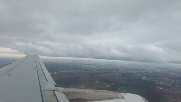 Vliegtuig vleugel vliegen door de lucht — Stockvideo