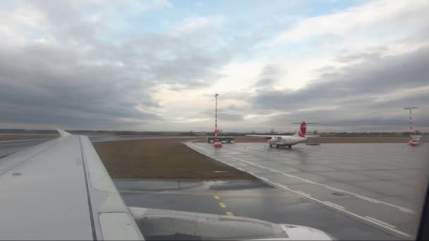 Flyg Plans vinge flyger genom luften — Stockvideo