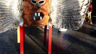 Tüylerden yapılmış büyük maske