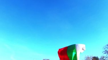 Mavi gökyüzü arka planda ggiant Bulgar bayrağı