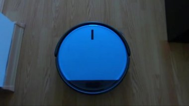 Bir odada bir robot elektrikli süpürge takip