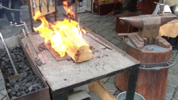 Pequeña forja portátil en una pequeña tienda callejera — Vídeos de Stock