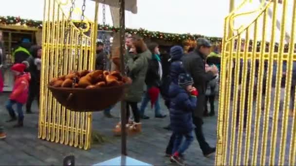 Marrons rôtis sur un marché de rue — Video