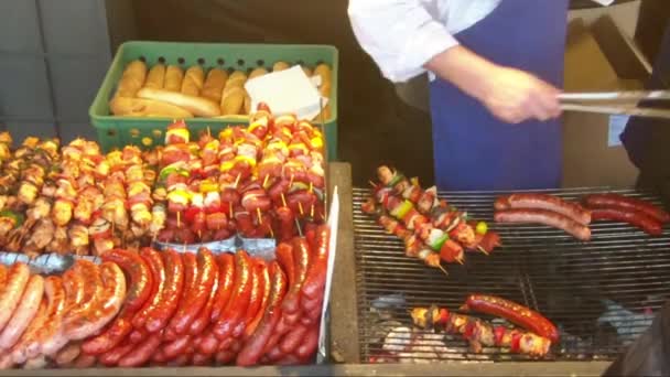 Verkauf von Hühnerspießen und Würstchen auf dem Wochenmarkt — Stockvideo