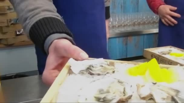 Oyster tiros no gelo com limão — Vídeo de Stock