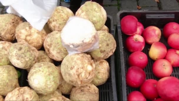 Muchas peras y manzanas en el mercado callejero — Vídeo de stock