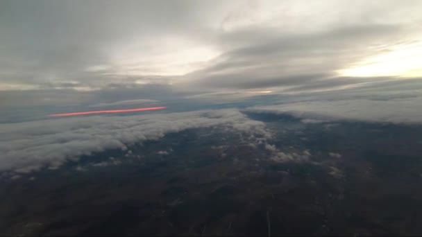 Flug bei Sonnenuntergang über den Wolken — Stockvideo