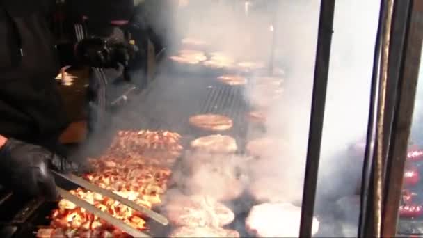 Дымовая туча над большим барбекю с хлебом и сосисками — стоковое видео