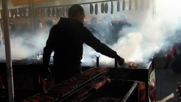 Chmura dymu nad dużym grillem z chlebem i kiełbasami — Wideo stockowe