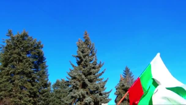 Ggiant bulgariska flaggan på en blå himmel bakgrund — Stockvideo