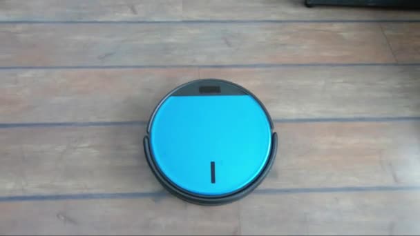 Bir odada bir robot elektrikli süpürge takip — Stok video