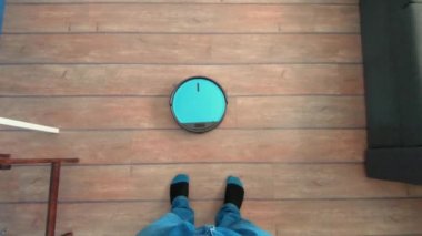 Robot Vakum akıllı uygulama kontrolü ile ayakta kişi