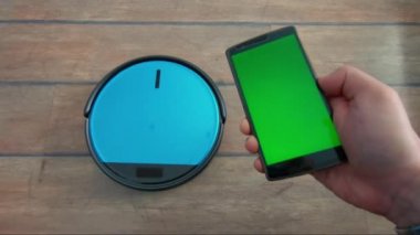 Robot Vakum akıllı uygulama kontrolü ile ayakta kişi