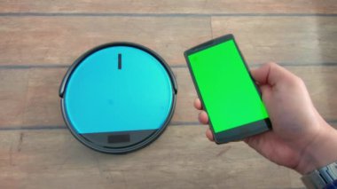 Robot Vakum akıllı uygulama kontrolü ile ayakta kişi