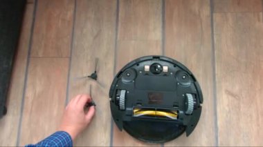 Bir robot elektrikli süpürge yan fırçaları koyarak