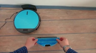 Paspas ataşisini robot elektrikli süpürgeyi koyarak