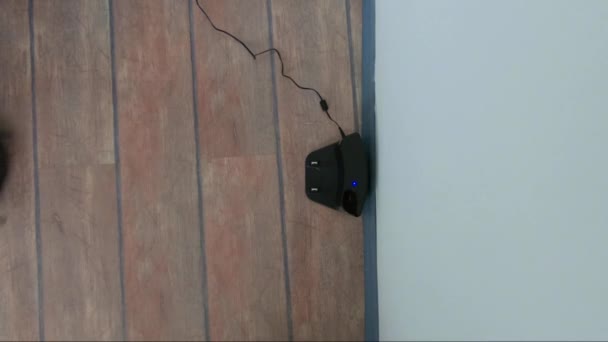 Робот пилосос Приходячи до зарядної станції — стокове відео
