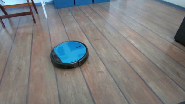 Člověk relaxovat na pohovce s dálkovým vakuum robot v ruce — Stock video