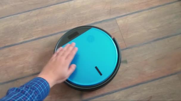 Χέρι χάιδεμα μια ηλεκτρική σκούπα ρομπότ — Αρχείο Βίντεο