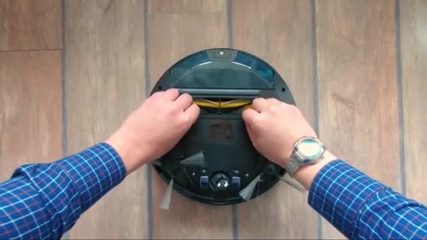 Manutenção de um robô aspirador de pó escova — Vídeo de Stock