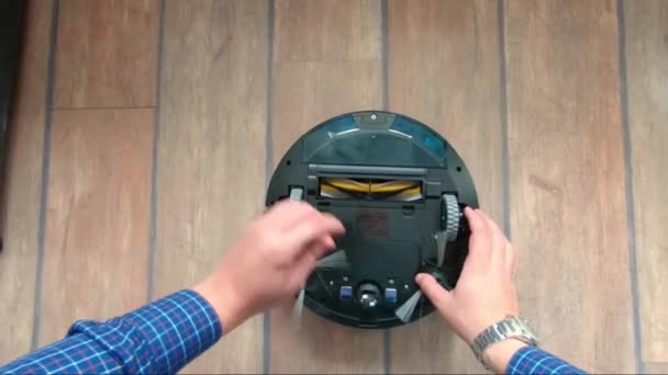 Robot elektrikli süpürgeyi Temizleme — Stok video