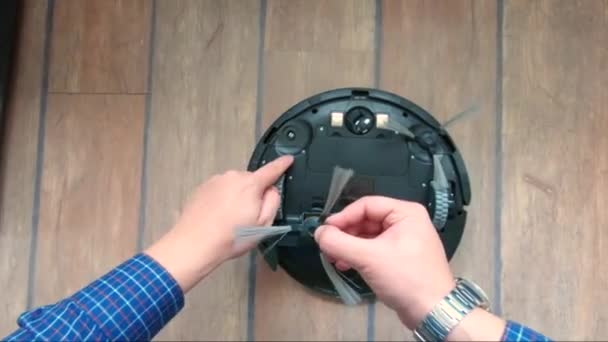 Поместить боковые щетки робота пылесоса — стоковое видео