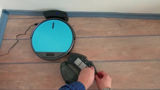 Cambio del filtro hepático de una aspiradora robot — Vídeos de Stock