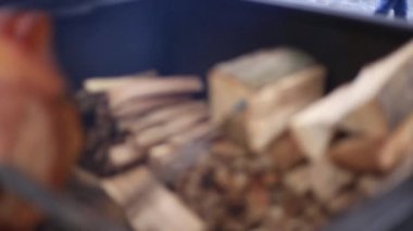 Bir sokak pazarında Prag jambon tükürük kavurma lezzetli parçaları