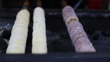 Bir kömür tükürmek kızartma üzerinde Trdelnik baca kek pişirme