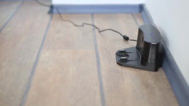 Şarj istasyonuna gelen robot elektrikli süpürge