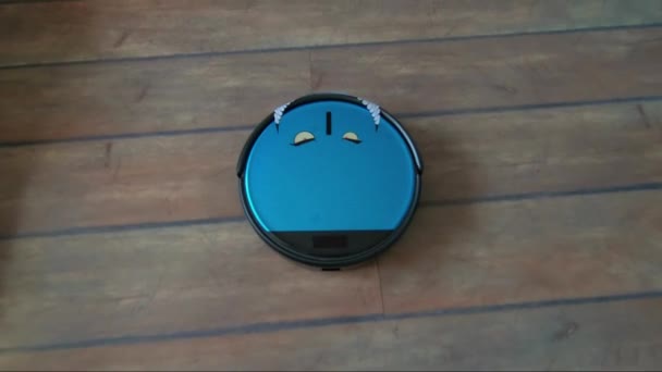Öfkeli robot elektrikli süpürge kavramı — Stok video
