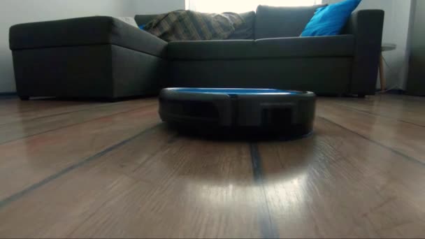 Aspirapolvere robot pulire il pavimento — Video Stock