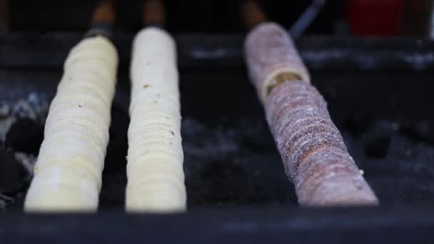 Pastel de chimenea Trdelnik horneado en un asado de asador de carbón — Vídeos de Stock